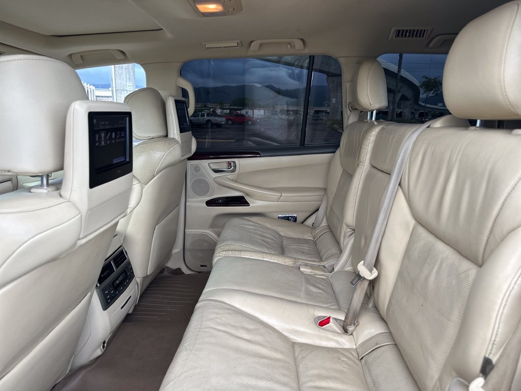 Used 2013 Lexus LX 570 4WD w/ Luxury Pkg w/Pre-crash image 15