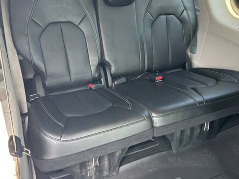 Used 2024 Chrysler Pacifica Touring-L FWD image 39