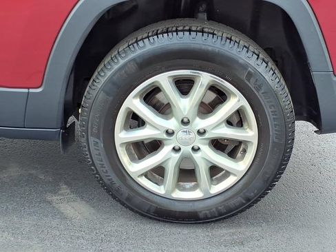 Used 2016 Jeep Cherokee Latitude w/ Cold Weather Group AWD/4WD image 7