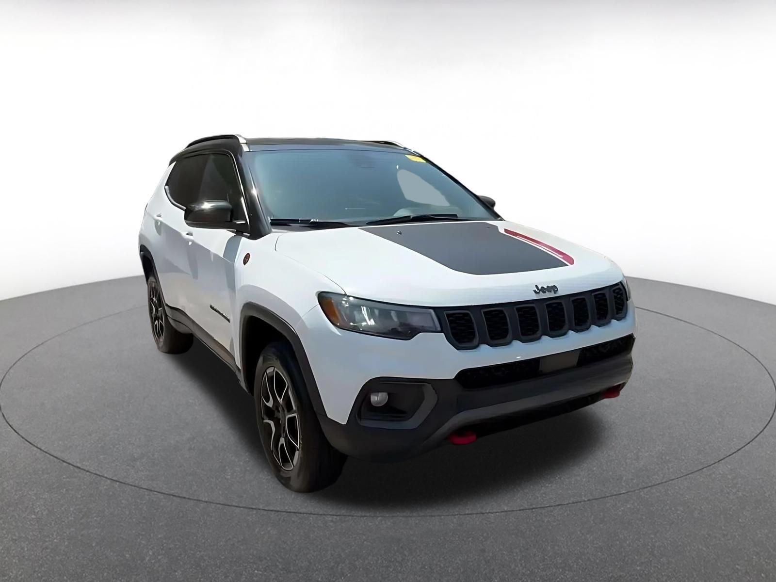 Used 2025 Jeep Compass Trailhawk AWD/4WD image 3