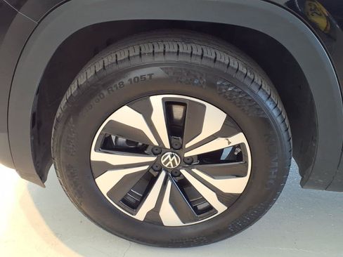 Certified 2024 Volkswagen Atlas Cross Sport SE FWD image 8