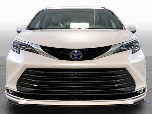 Used 2025 Toyota Sienna Platinum AWD/4WD image 3