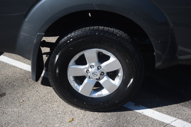 Used 2010 Nissan Frontier SE AWD/4WD image 3