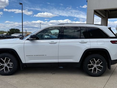 Used 2023 Jeep Grand Cherokee Limited w/ Trailer Tow Prep Group (B) AWD/4WD image 11