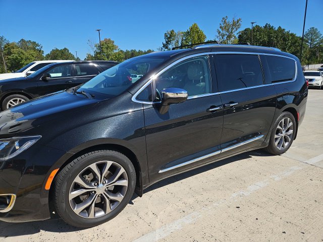 Used 2017 Chrysler Pacifica Limited FWD image 3