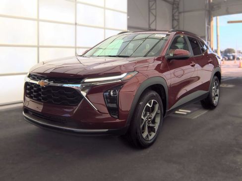 Used 2025 Chevrolet Trax LT w/ LT Convenience Package FWD image 1
