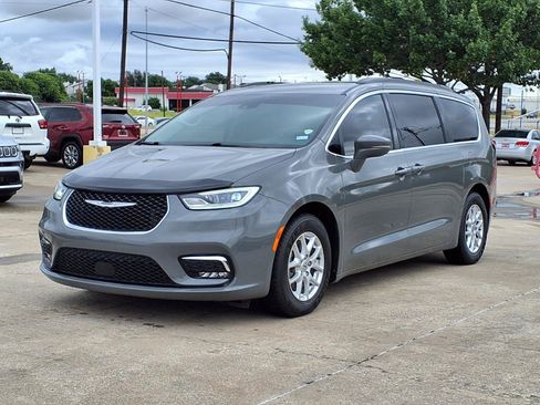 Used 2022 Chrysler Pacifica Touring-L FWD image 3