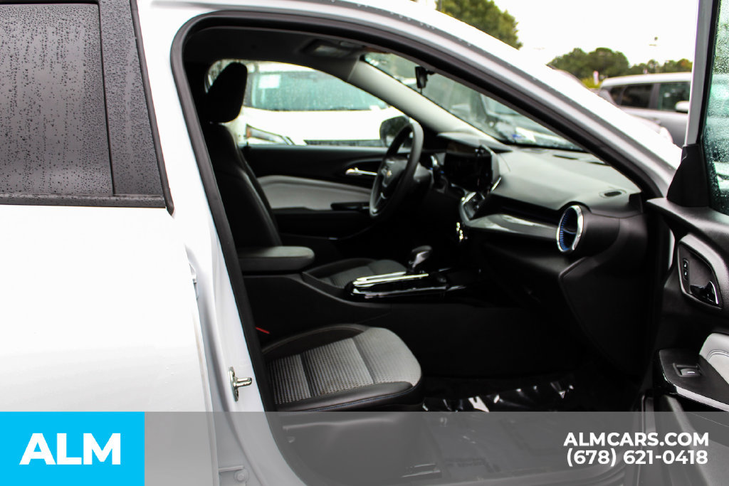 Used 2025 Chevrolet Trax LT FWD image 20