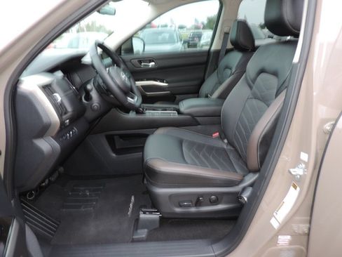 Used 2025 Nissan Pathfinder Platinum w/ Cargo Package FWD image 19
