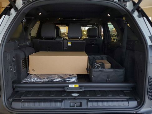 New 2026 Land Rover Discovery Limited Edition image 32