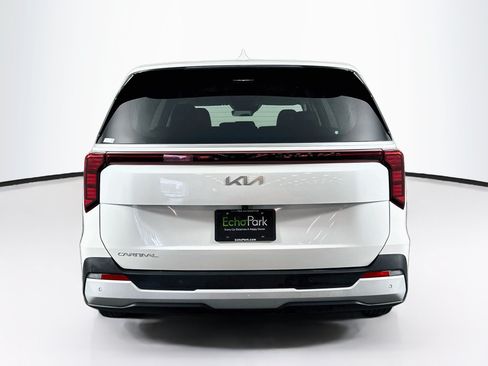 Used 2025 Kia Carnival FWD image 7