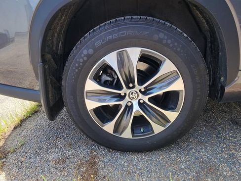 Used 2022 Toyota Highlander XLE AWD/4WD image 12