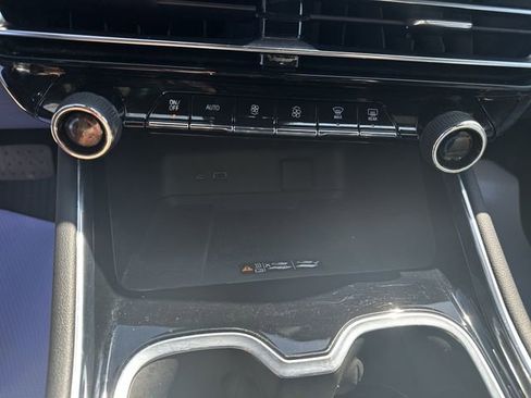 Used 2025 Chevrolet Traverse LT FWD image 38