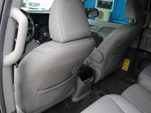 Used 2015 Toyota Sienna XLE FWD image 18