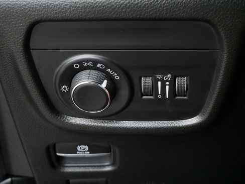 Used 2023 Jeep Grand Cherokee Altitude AWD/4WD image 25