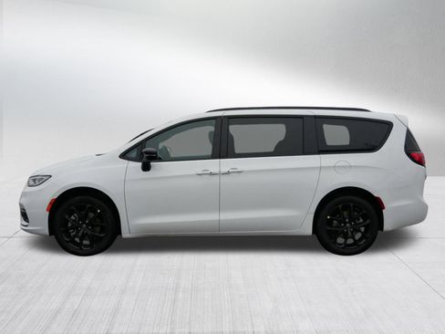 New 2026 Chrysler Pacifica Select w/ S Appearance Package image 4