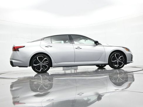 Used 2024 Nissan Altima 2.5 SR FWD image 21