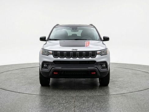 Used 2025 Jeep Compass Trailhawk image 2