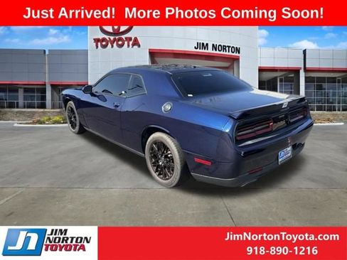 Used 2015 Dodge Challenger SXT RWD image 5