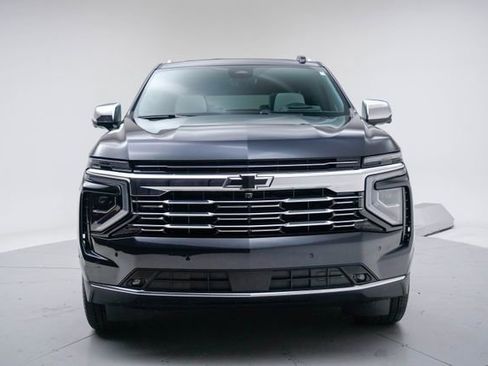Used 2025 Chevrolet Suburban Premier image 11