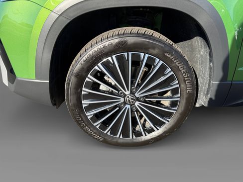 Certified 2025 Volkswagen Taos SE image 9