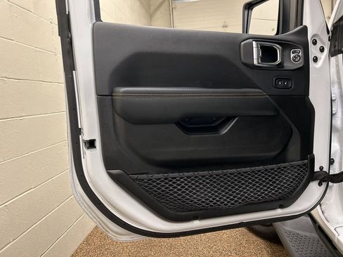 Used 2025 Jeep Wrangler Unlimited Sahara image 13