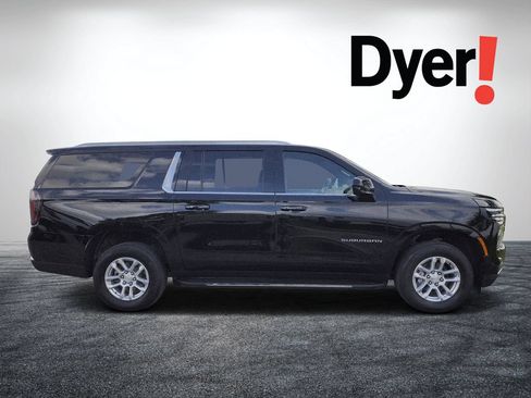 Certified 2025 Chevrolet Suburban LT RWD image 2