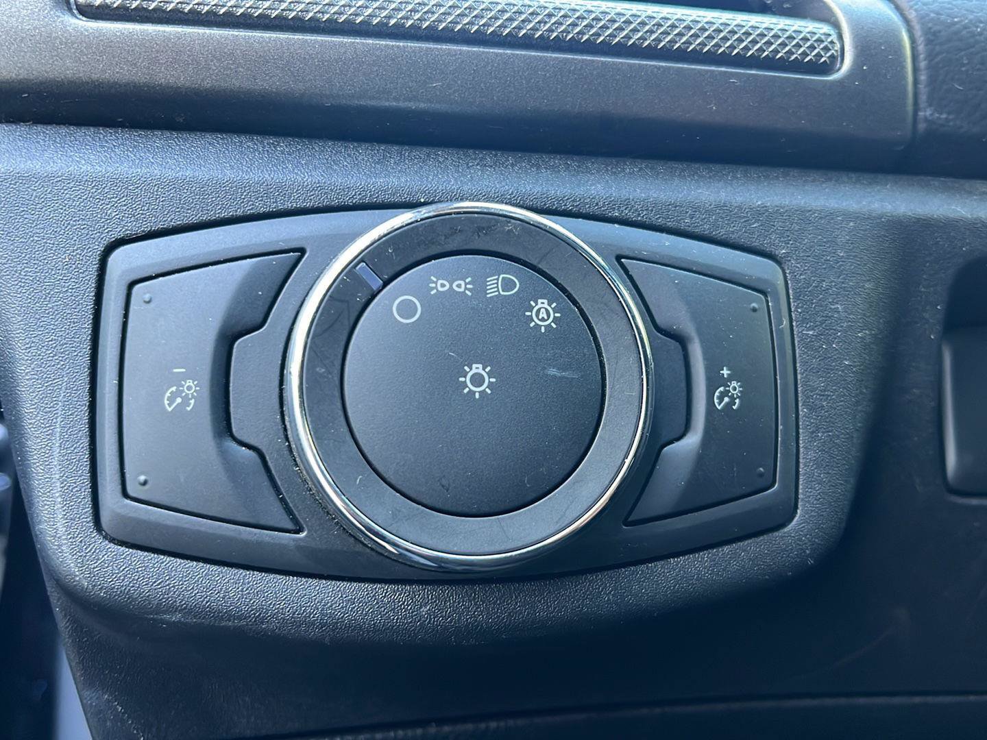 Used 2020 Ford Fusion SE FWD image 6