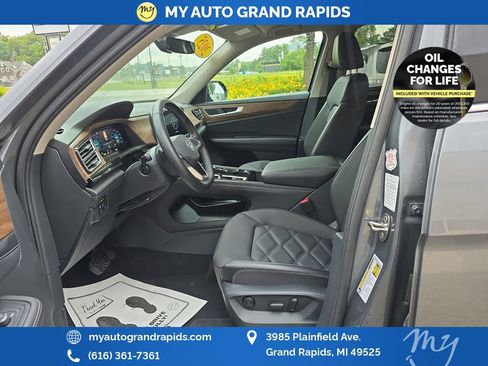 Used 2025 Volkswagen Atlas SE AWD/4WD image 9