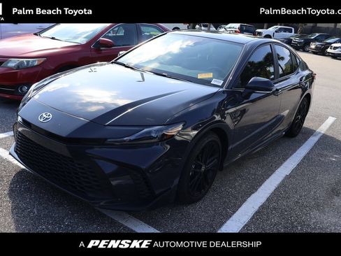 Used 2025 Toyota Camry SE FWD image 1