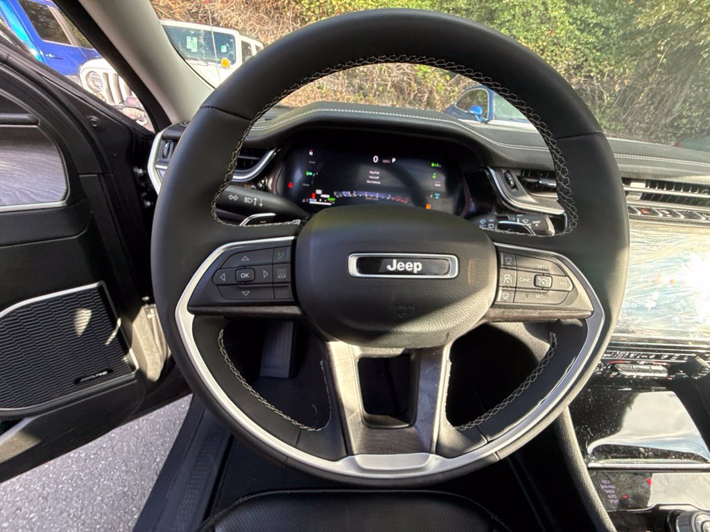 Used 2023 Jeep Grand Cherokee 30th Anniversary AWD/4WD image 19