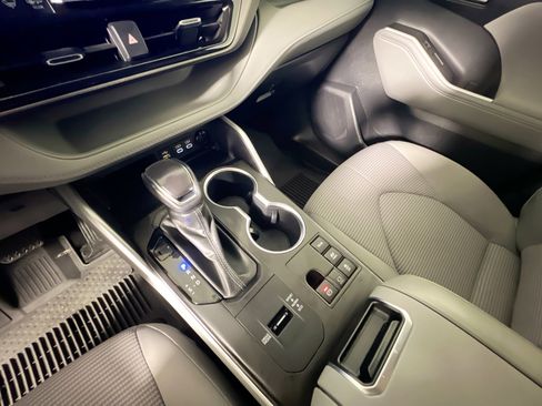 Used 2023 Toyota Highlander LE image 26