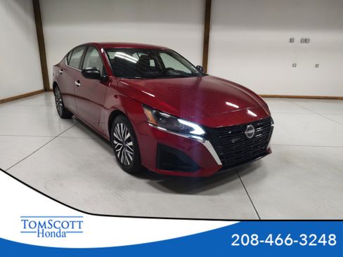 Used 2024 Nissan Altima 2.5 SV FWD image 1