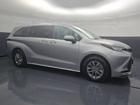 Used 2022 Toyota Sienna XLE AWD/4WD image 8