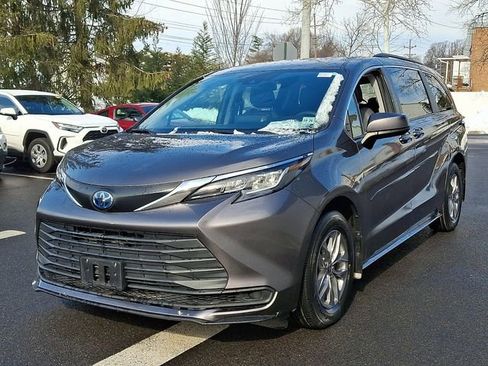 Used 2022 Toyota Sienna LE image 3