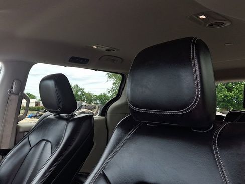 Used 2023 Chrysler Pacifica Touring-L FWD image 22