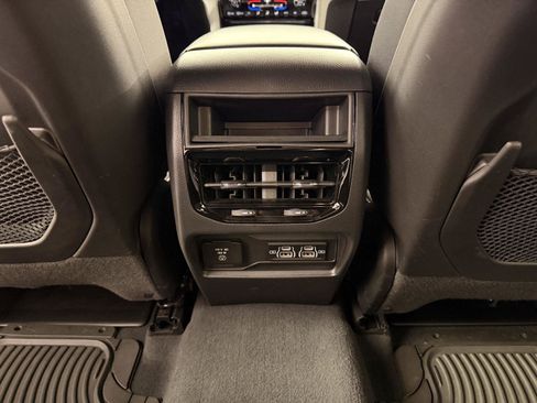 Used 2023 Jeep Grand Cherokee Altitude AWD/4WD image 16