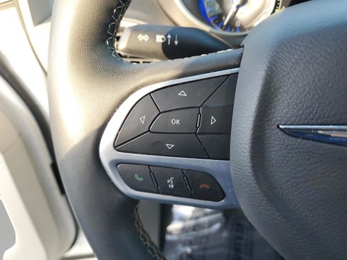 Used 2023 Chrysler Pacifica Touring-L FWD image 25