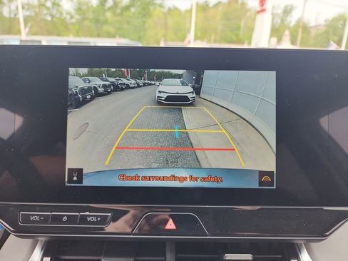 Used 2024 Toyota Venza XLE AWD/4WD image 18