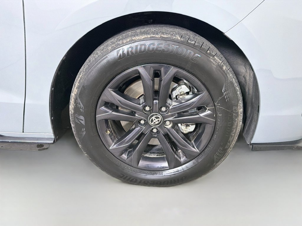 Used 2025 Toyota Sienna XSE AWD/4WD image 29