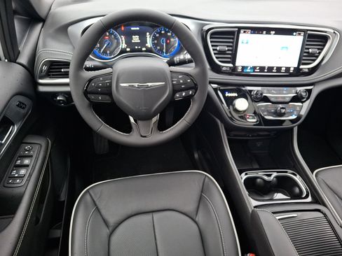 Used 2026 Chrysler Pacifica Limited w/ Uconnect Theater Family Group AWD/4WD image 9