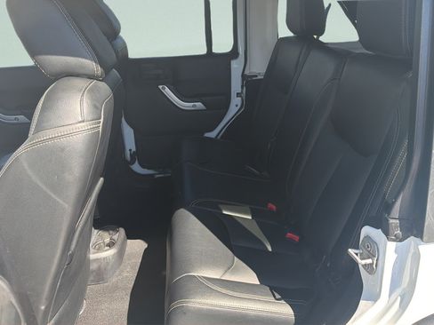 Used 2015 Jeep Wrangler Unlimited Rubicon w/ Connectivity Group AWD/4WD image 38