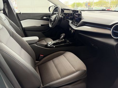 Used 2025 Chevrolet Trax LT image 22