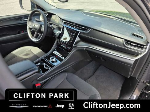 Used 2023 Jeep Grand Cherokee Laredo w/ Luxury Tech Group I AWD/4WD image 16