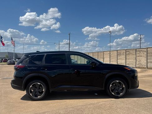 Certified 2025 Nissan Rogue SV FWD image 24