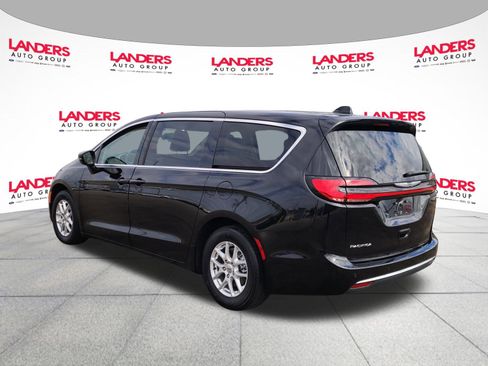 Used 2024 Chrysler Pacifica Touring-L image 5