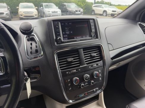Used 2020 Dodge Grand Caravan SXT FWD image 16
