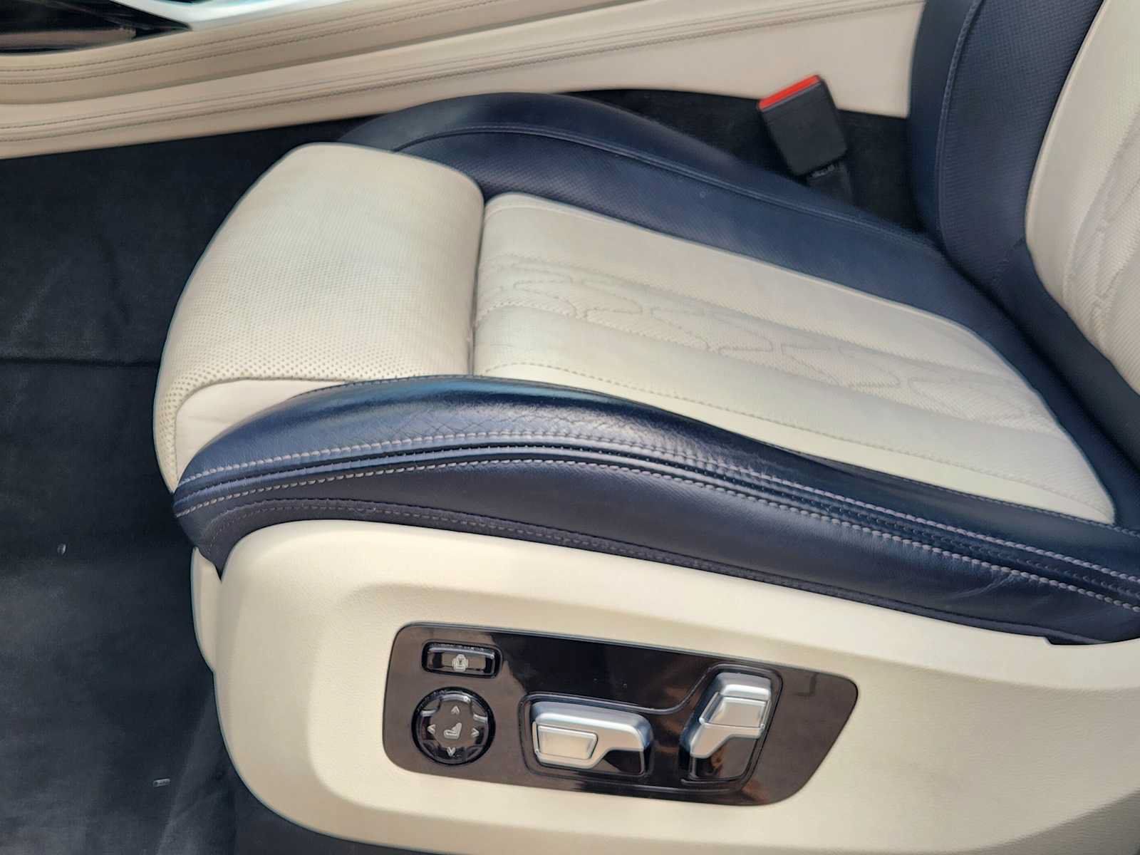 Used 2022 BMW X7 xDrive40i w/ Executive Package AWD/4WD image 23