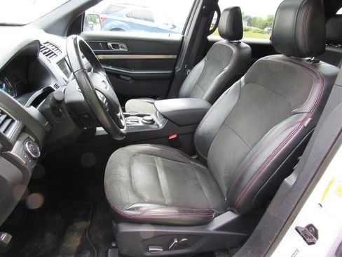 Used 2018 Ford Explorer XLT w/ XLT Appearance Package AWD/4WD image 15