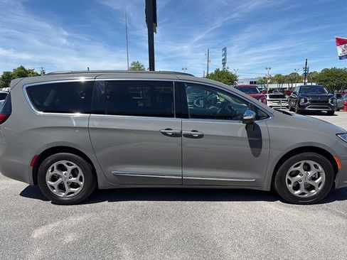 Used 2023 Chrysler Pacifica Limited FWD image 4